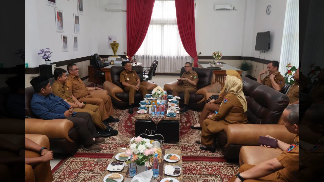 Suasana ramah tamah dalam penyerahan SK hasil Lomba Kelurahan di Balaikota Payakumbuh